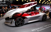 Renault в Париже представила концепт электрокара Trezor c революционной дверью