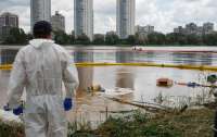 У Києві триває очищення Кирилівського озера від нафтопродуктів після удару РФ