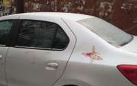 Начертано кровью: иностранец порезал вены и нарисовал кресты на авто