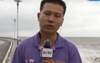Китайский журналист провел репортаж, надев на микрофон презерватив