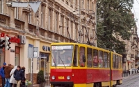 Львов: во время движения трамвая пассажиры могут выпасть на ходу (видео)