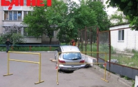 В Киеве Мазда провалилась под асфальт (ФОТО)