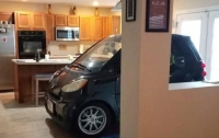 Мужчина на руках перенес авто на кухню