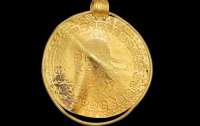 Датские ученые обнаружили самый древний золотой медальон викингов, посвященный Тору