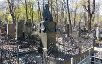 Вандалы обокрали могилу Леси Украинки