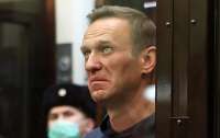 Російські слідчі вимагають від матері Навального поховати сина таємно
