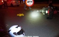 В Киеве авто сбило мотоциклиста и его пассажира