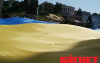 На Майдане красовался национальный флаг размером с половину футбольного поля (ФОТО)