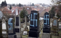 Еврейское кладбище во Франции осквернили свастиками