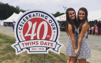 В Огайо на фестивале собралось около 18 тысяч близнецов. Фото
