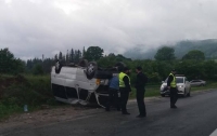 На трассе Киев-Чоп перевернулся микроавтобус, пострадали девять человек