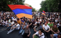 Весь Ереван в ожидании решения президента - активист