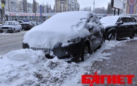 Киев в снегу, киевляне в травмопунктах.  А столичные чиновники – с лопатами
