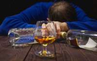 Под Киевом мужчина отравился алкоголем и умер