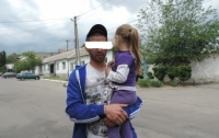 В Запорожской области 4-летняя девочка в слезах искала родителей