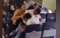 Пассажиры устроили драку на борту самолета (видео)