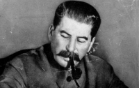 В Севастополе пошли дальше красных знамен: повесили портрет Сталина