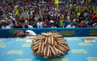 На турнире по поеданию хот-догов победитель съел 71 штуку за 10 минут
