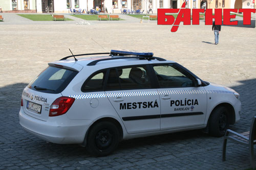 Полиция Словакии, Путешествуем по Словакии: За правильностью парковки следит, в основном, местная полиция. Такие полицейские машины выделяются надписью «Местная полиция», под которой красуется название города, или региона