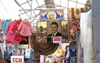 В Хмельницком раскупают коврики для ног с портретом Януковича