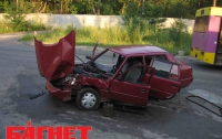 Невнимательный водитель «Таврии» превратил свое авто в груду железа, влетев под автобус (ФОТО)