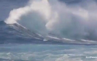 Серфера накрыла огромная волна, разорвавшая ему легкое (видео)