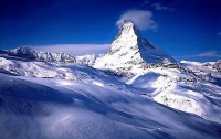 На Эвересте в результате схода лавины погибли 16 человек