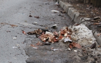 В Киеве разгребают уличную грязь