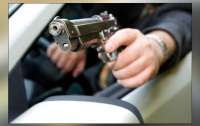 В Киеве водитель угрожал полиции пистолетом (видео)