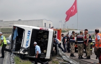 В Турции перевернулся автобус с военными, 47 человек пострадали