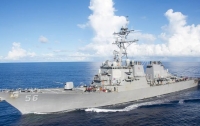 Столкновение эсминца США с торговым судном: 10 моряков пропали без вести