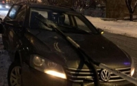 Штырь в лобовое стекло: из-за гололеда автомобиль влетел в ограждение