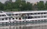 В Венгрии на Дунае столкнулись украинские пассажирский теплоход и баржа