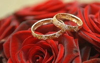 Австралиец спрятал кольцо в кулон невесты за год до предложения
