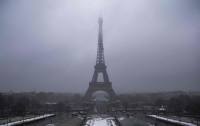 Эйфелеву башню закрыли из-за погодных условий