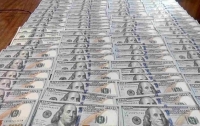 В аэропорту Запорожья у мужчины изъяли крупную сумму валюты