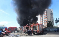 Масштабный пожар случился в большом торговом городе (видео)