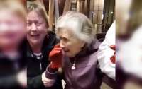 86-летняя фанатка хоккея расплакалась от счастья, когда сын привел ее на матч