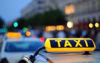 Неадекватний таксист у Києві вигнав пасажирок через українську мову