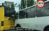 ДТП в Киеве: На Кардачах военный автобус врезался в троллейбус