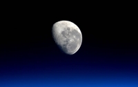 Астрономы раскрыли тайну загадочных вспышек на Луне