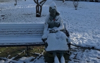 В Британии к замерзшей на скамейке статуе вызвали скорую