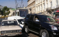 Во Львове трамвай столкнулся с пятью автомобилями, пострадавших нет
