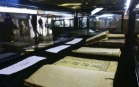 Бывший мусорщик подарил библиотеке сотни старинных книг