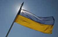 На День Конституции в Киеве неизвестные сняли с госучреждений 54 флага Украины 