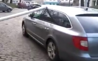 Житель Львова отказался платить за парковку и снес шлагбаум (видео)