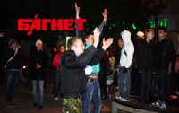 В Крыму фанаты «Таврии» дрались и показывали голую «пятую точку» (ФОТО)