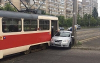 В Киеве иномарка врезалась в трамвай с пассажирами