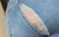 Женщина не заметила дыру посередине джинсов и провела в них весь день