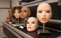 Британка открыла бизнес по прокату кукол с лицами умерших жен для вдовцов